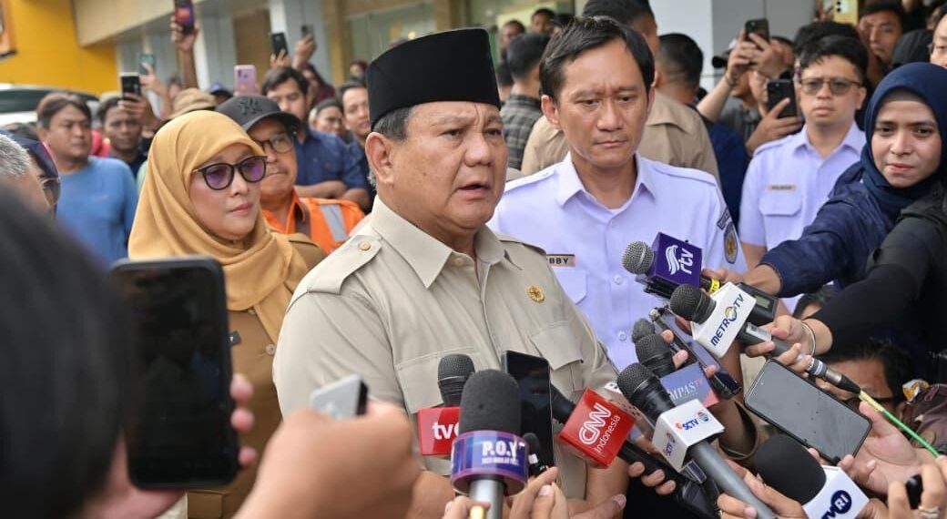 Presiden Prabowo Subianto memberikan keterangan pers usai menjenguk korban di RSUD dr. Chasbullah Abdulmadjid, Kota Bekasi, pada Selasa (28/04/2026).(Foto: Setneg)
