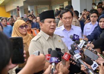 Presiden Prabowo Subianto memberikan keterangan pers usai menjenguk korban di RSUD dr. Chasbullah Abdulmadjid, Kota Bekasi, pada Selasa (28/04/2026).(Foto: Setneg)