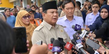 Presiden Prabowo Subianto memberikan keterangan pers usai menjenguk korban di RSUD dr. Chasbullah Abdulmadjid, Kota Bekasi, pada Selasa (28/04/2026).(Foto: Setneg)