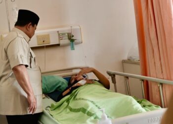 Presiden Prabowo Subianto langsung menjenguk korban kecelakaan tabrakan kereta api yang dirawat di RSUD dr. Chasbullah Abdulmadjid, Kota Bekasi, Jawa Barat, Selasa (28/04/2026) pagi. (Foto: Setneg)