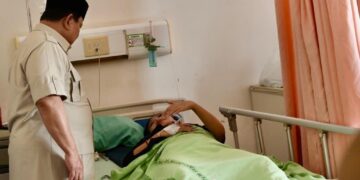 Presiden Prabowo Subianto langsung menjenguk korban kecelakaan tabrakan kereta api yang dirawat di RSUD dr. Chasbullah Abdulmadjid, Kota Bekasi, Jawa Barat, Selasa (28/04/2026) pagi. (Foto: Setneg)