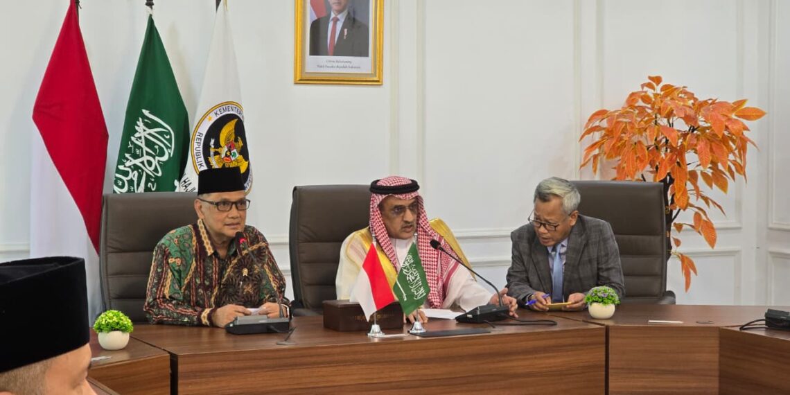 Menteri Haji dan Umrah Republik Indonesia, Moch. Irfan Yusuf (kiri) dan Dubes Arab Saudi Faisal Abdullah Almudi.(Foto: Dok. Kemenhaj)
