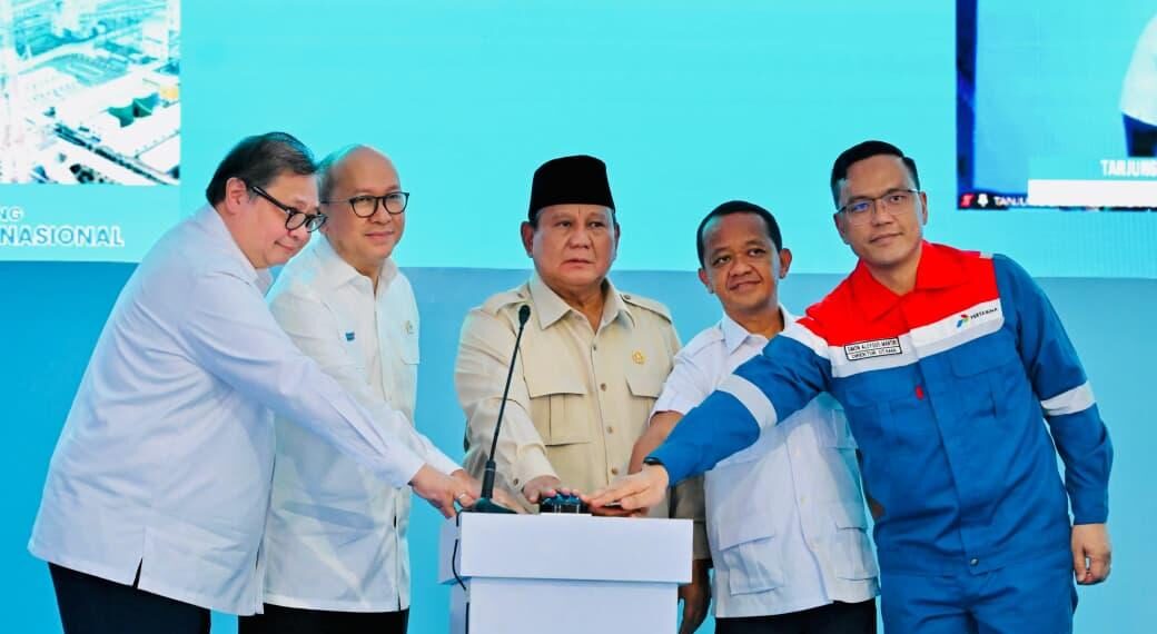 Presiden Prabowo Subianto melakukan groundbreaking Proyek Hilirisasi Nasional Tahap II di Refinery Unit IV Cilacap, Jawa Tengah, pada Rabu (29/04/2026).(Foto: Setneg)