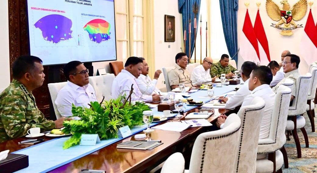 Presiden Prabowo Subianto memimpin rapat terbatas rencana pembangunan tanggul laut raksasa (giant sea wall) di Istana Merdeka, Senin (20/04/2026).(Foto: Setneg)