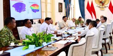 Presiden Prabowo Subianto memimpin rapat terbatas rencana pembangunan tanggul laut raksasa (giant sea wall) di Istana Merdeka, Senin (20/04/2026).(Foto: Setneg)