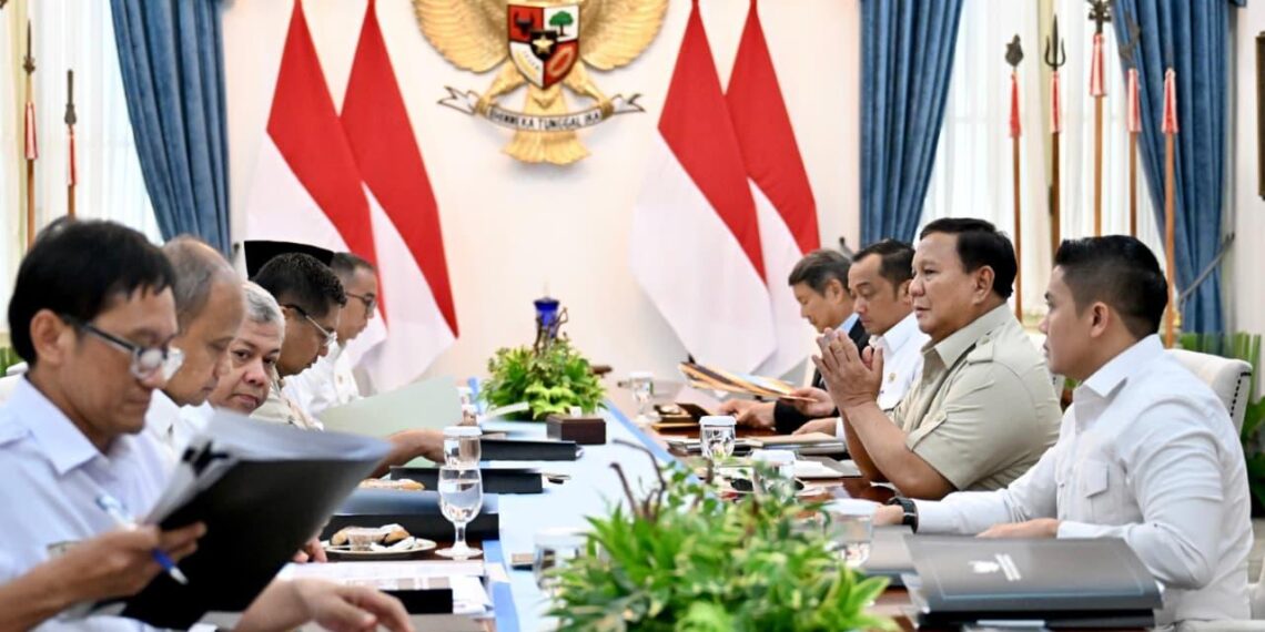 Presiden Prabowo Subianto memimpin rapat terbatas di Istana Merdeka, Jakarta, Senin (06/04/2026), guna membahas percepatan program perumahan rakyat secara nasional.(Foto: Setneg)