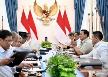 Presiden Prabowo Subianto memimpin rapat terbatas di Istana Merdeka, Jakarta, Senin (06/04/2026), guna membahas percepatan program perumahan rakyat secara nasional.(Foto: Setneg)