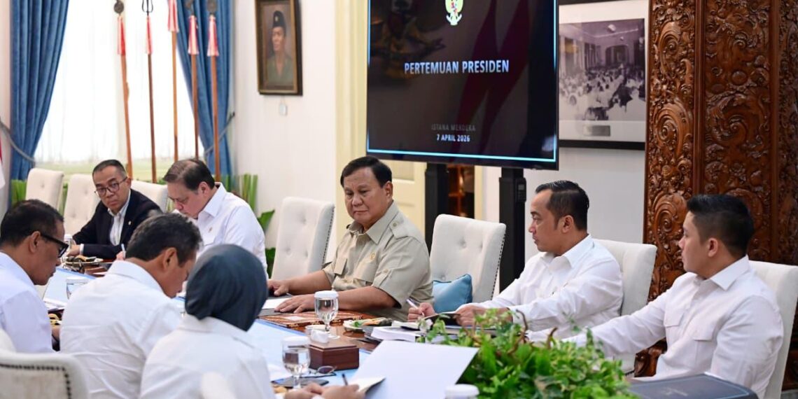 Presiden Prabowo Subianto memimpin rapat terbatas (ratas) bersama sejumlah menteri Kabinet Merah Putih di Istana Merdeka, Jakarta, pada Selasa (07/04/2026).(Foto: Setneg)