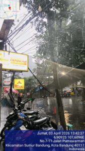 Reklame roboh.(Foto: Humas Pemkot Bandung)
