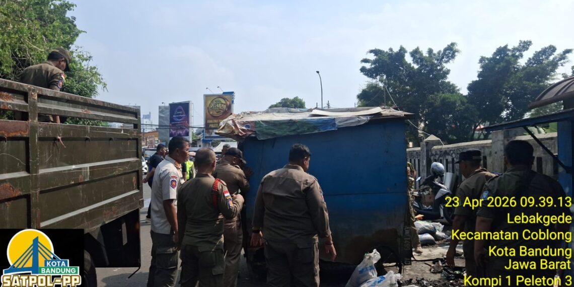 Penertiban PKL. (Foto: Satpol PP Kota Bandung Via Humas Pemkot Bandung)