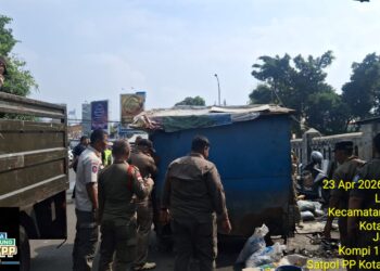 Penertiban PKL. (Foto: Satpol PP Kota Bandung Via Humas Pemkot Bandung)