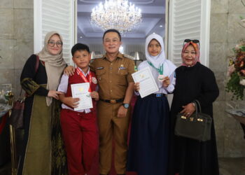 Bupati Kuningan, Dian Rachmat Yanuar (tengah) bersama dua siswa berprestasi peraih medali Olimpiade Matematika tingkat internasional, di Pendopo Bupati, Senin (20/04/2026).(Foto: Humas Pemkab Kuningan)