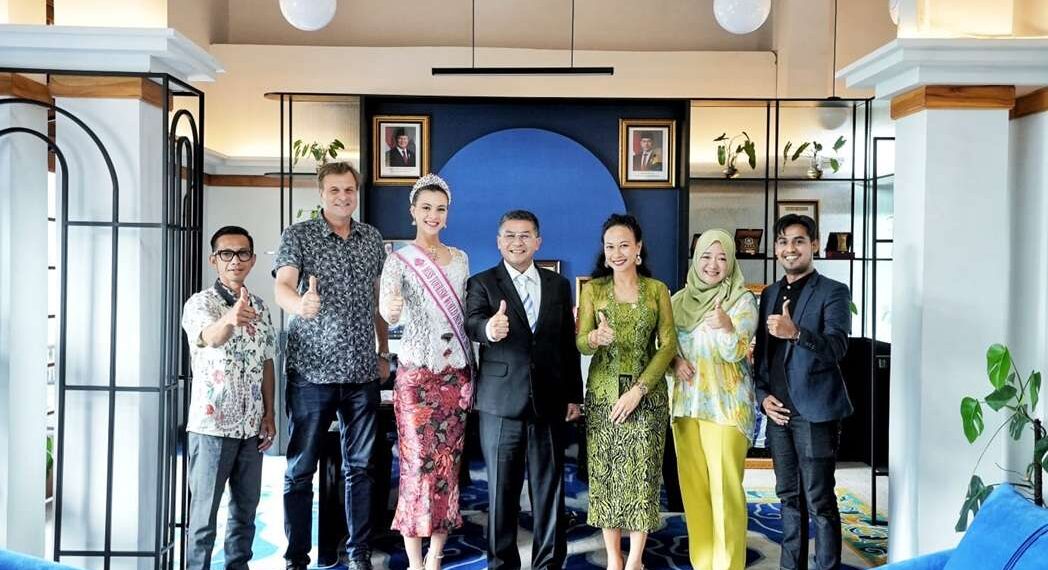 SATUJABAR, BANDUNG - Sophia Rebecca Albeck (ketiga kiri), Wakil Gubernur Jawa Barat Erwan Setiawan (tengah). Wagub Jabar mendukung penuh keikutsertaan Sophia Rebecca Albeck di Miss Tourism World 2026 di China Agustus mendatang.(Foto: Humas Pemprov Jabar)