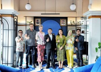 SATUJABAR, BANDUNG - Sophia Rebecca Albeck (ketiga kiri), Wakil Gubernur Jawa Barat Erwan Setiawan (tengah). Wagub Jabar mendukung penuh keikutsertaan Sophia Rebecca Albeck di Miss Tourism World 2026 di China Agustus mendatang.(Foto: Humas Pemprov Jabar)