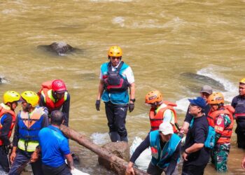 Wali Kota Bogor, Dedie A. Rachim bersama Forkopimda dan jajaran menyusuri Sungai Ciliwung.(Foto: Humas Pemkot Bogor)