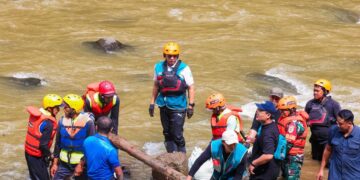 Wali Kota Bogor, Dedie A. Rachim bersama Forkopimda dan jajaran menyusuri Sungai Ciliwung.(Foto: Humas Pemkot Bogor)