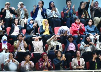 Masyarakat menyambut gembira pengesahaan RUU Perlindungan Pekerja Rumah Tangga di DPR.(Foto: Setneg)