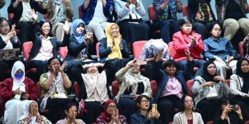 Masyarakat menyambut gembira pengesahaan RUU Perlindungan Pekerja Rumah Tangga di DPR.(Foto: Setneg)