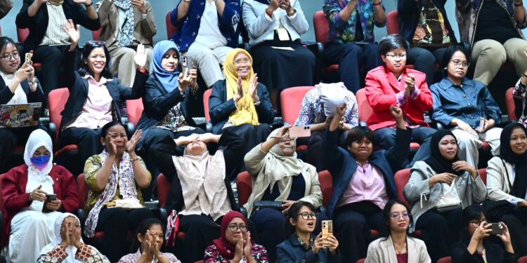 Masyarakat menyambut gembira pengesahaan RUU Perlindungan Pekerja Rumah Tangga di DPR.(Foto: Setneg)