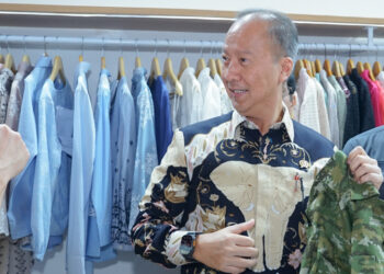 Menteri Perindustrian Agus Gumiwang Kartasasmita memperhatikan produk pakaian yang ditampilkan di salah satu stan peserta pada pembukaan pameran Indo Intertex – Inatex 2026 di Jakarta, 15 April 2026.(Foto: Kemenperin)