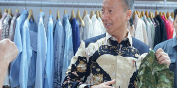 Menteri Perindustrian Agus Gumiwang Kartasasmita memperhatikan produk pakaian yang ditampilkan di salah satu stan peserta pada pembukaan pameran Indo Intertex – Inatex 2026 di Jakarta, 15 April 2026.(Foto: Kemenperin)