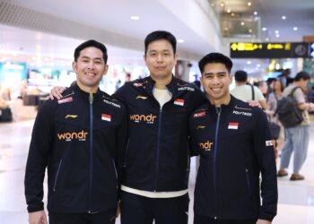 Hendra Setiawan (tengah) bersama pasangan ganda putra Indonesia, Sabar Karyaman Gutama (kakan) dan Moh Reza Pahlevi Isfahani.(Foto: Humas PBSI)