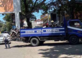 Tindakan terhadap parkir liar di Kota Bandung.(Foto: Humas Pemkot Bandung)