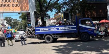 Tindakan terhadap parkir liar di Kota Bandung.(Foto: Humas Pemkot Bandung)