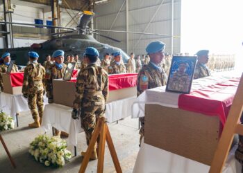 Upacara penghormatan berlangsung khidmat di Bandara Internasional Rafik Hariri, Beirut, dihadiri oleh Kepala Misi sekaligus Komandan Pasukan UNIFIL Mayor Jenderal Diodato Abagnara, Wakil Koordinator Khusus PBB untuk Lebanon Imran Riza, Brigadir Jenderal Insinyur Firas Tarchichi yang mewakili Menteri Pertahanan Nasional Lebanon dan Komandan Angkatan Bersenjata Lebanon, Duta Besar Indonesia untuk Lebanon Dicky Komar, serta perwakilan Kontingen Indonesia di UNIFIL.(Foto: UNIFIL)