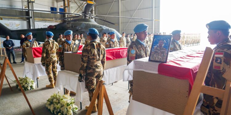 Upacara penghormatan berlangsung khidmat di Bandara Internasional Rafik Hariri, Beirut, dihadiri oleh Kepala Misi sekaligus Komandan Pasukan UNIFIL Mayor Jenderal Diodato Abagnara, Wakil Koordinator Khusus PBB untuk Lebanon Imran Riza, Brigadir Jenderal Insinyur Firas Tarchichi yang mewakili Menteri Pertahanan Nasional Lebanon dan Komandan Angkatan Bersenjata Lebanon, Duta Besar Indonesia untuk Lebanon Dicky Komar, serta perwakilan Kontingen Indonesia di UNIFIL.(Foto: UNIFIL)