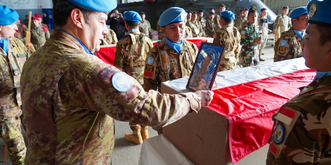 Pasukan Sementara Perserikatan Bangsa-Bangsa di Lebanon (UNIFIL) menggelar upacara penghormatan untuk mengenang tiga penjaga perdamaian asal Indonesia yang gugur saat menjalankan tugas, yakni Mayor Zulmi Aditya Iskandar, Sersan Satu Muhammad Nur Ichwan, dan Kopral Farizal Rhomadon.(Foto: Unifil)
