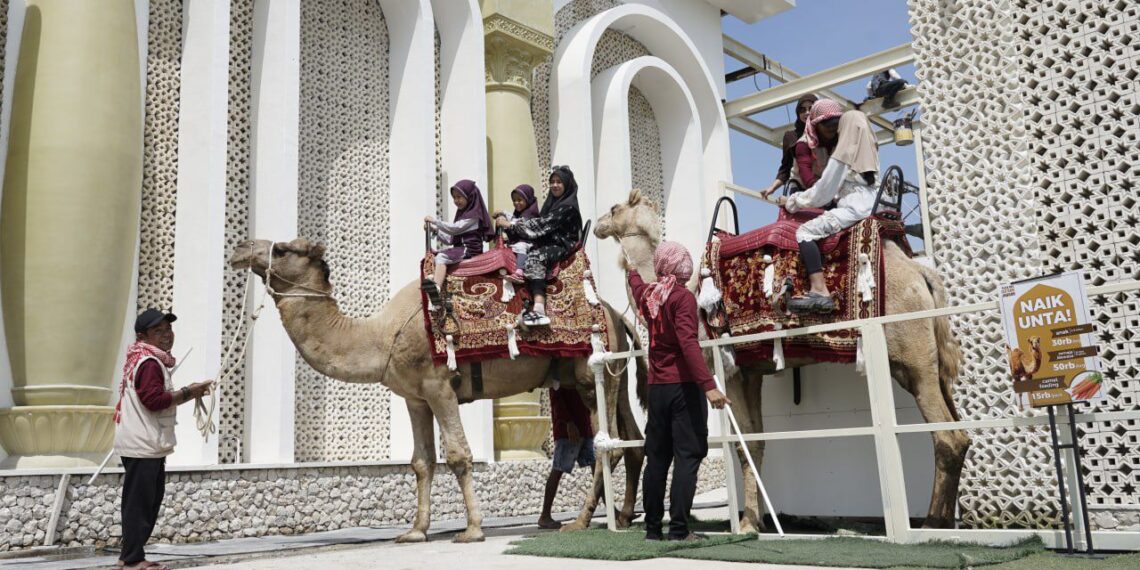 Pengunjung naik untra di Plaza Haji Al Qosbah.(Foto: Humas Pemkot Bandung)