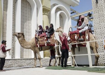 Pengunjung naik untra di Plaza Haji Al Qosbah.(Foto: Humas Pemkot Bandung)
