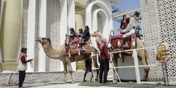 Pengunjung naik untra di Plaza Haji Al Qosbah.(Foto: Humas Pemkot Bandung)