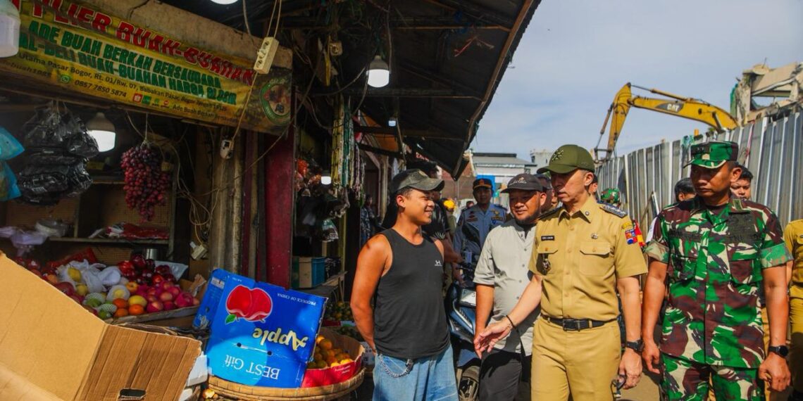 Wali Kota Bogor, Dedie A. Rachim di kawasan Surya Kencana.(Foto: Humas Pemkot Bogor)