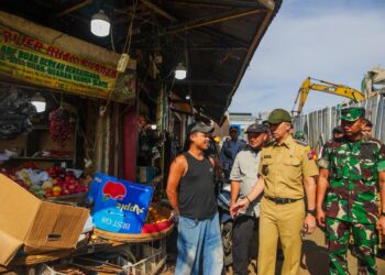 Wali Kota Bogor, Dedie A. Rachim di kawasan Surya Kencana.(Foto: Humas Pemkot Bogor)