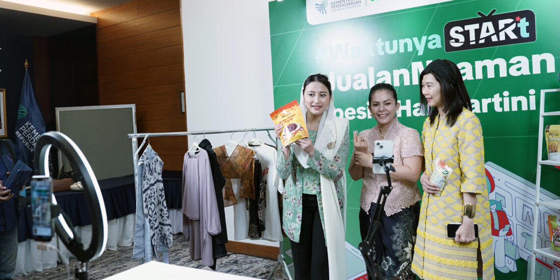 Wakil Menteri Perdagangan, Dyah Roro Esti Widya Putri membuka kegiatan pelatihan kekayaan intelektual (KI) dan pemasaran digital bertajuk “Waktunya STARt! #JualanNyaman Spesial Hari Kartini” yang diselenggarakan Kementerian Perdagangan bersama Tokopedia dan TikTok Shop di Jakarta, Selasa (10/2).(Foto: Dok. Kemendag)