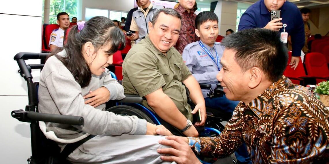 Wakil Menteri Dalam Negeri (Wamendagri), Akhmad Wiyagus, menyapa penyandang disabilitas di sela-sela acara “Advokasi Hak Pendataan Penyandang Disabilitas” di Telkom University, Bandung, Senin (20/4/2026).(Foto: Istimewa)