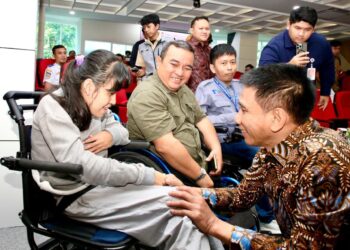 Wakil Menteri Dalam Negeri (Wamendagri), Akhmad Wiyagus, menyapa penyandang disabilitas di sela-sela acara “Advokasi Hak Pendataan Penyandang Disabilitas” di Telkom University, Bandung, Senin (20/4/2026).(Foto: Istimewa)