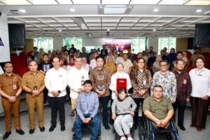 Wakil Menteri Dalam Negeri Akhmad Wiyagus (berdiri depan tengah baju batik) berforo bersama usai kegiatan "Advokasi Hak Pendataan Penyandang Disabilitas" di Telkom University, Bandung, Senin (20/4/2026). Kegiatan tersebut diinisiasi Komisi Nasional Disabilitas bekerjasama dengan Telkom University.
