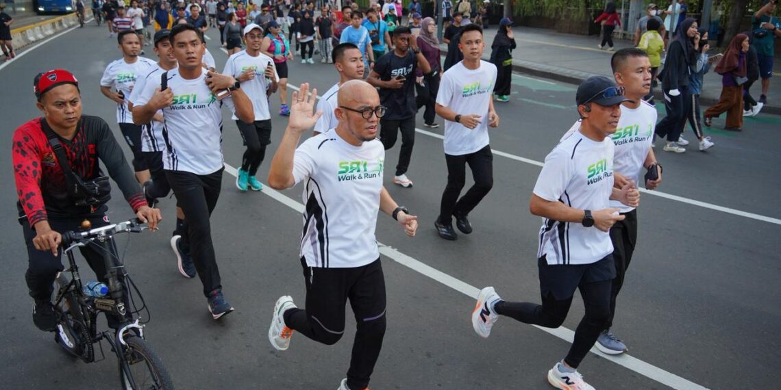 Wakil Menteri Haji dan Umrah RI, Dahnil Anzar Simanjuntak, secara resmi meluncurkan komunitas Sa’i Walk & Run dalam kegiatan jalan dan lari bersama yang digelar di kawasan Kantor Kementerian Haji dan Umrah RI, Ahad (19/4/2026) pagi.(Foto: Humas Kemenhaj)