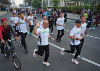 Wakil Menteri Haji dan Umrah RI, Dahnil Anzar Simanjuntak, secara resmi meluncurkan komunitas Sa’i Walk & Run dalam kegiatan jalan dan lari bersama yang digelar di kawasan Kantor Kementerian Haji dan Umrah RI, Ahad (19/4/2026) pagi.(Foto: Humas Kemenhaj)