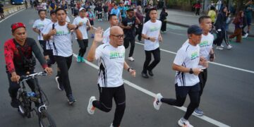 Wakil Menteri Haji dan Umrah RI, Dahnil Anzar Simanjuntak, secara resmi meluncurkan komunitas Sa’i Walk & Run dalam kegiatan jalan dan lari bersama yang digelar di kawasan Kantor Kementerian Haji dan Umrah RI, Ahad (19/4/2026) pagi.(Foto: Humas Kemenhaj)