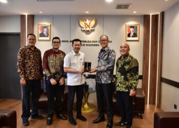 Wamenpora RI Taufik Hidayat, hari Kamis (23/4) siang menerima audiensi Wali Kota Sukabumi Ayep Zaki bersama Wakil Wali Kota Sukabumi Bobby Maulana. (foto:bagus/kemenpora.go.id)