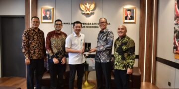 Wamenpora RI Taufik Hidayat, hari Kamis (23/4) siang menerima audiensi Wali Kota Sukabumi Ayep Zaki bersama Wakil Wali Kota Sukabumi Bobby Maulana. (foto:bagus/kemenpora.go.id)