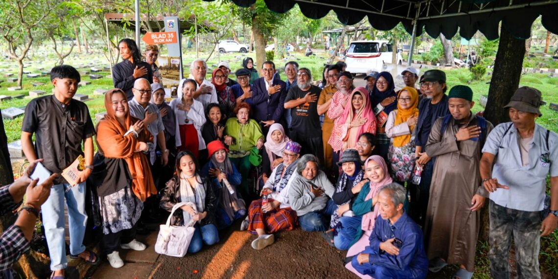 Menteri Kebudayaan RI, Fadli Zon, beserta sejumlah sastrawan berziarah ke makam Chairil Anwar di TPU Karet Bivak, Jakarta, Selasa (28/4/2026).(Foto: Humas Kemenbud)