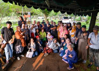 Menteri Kebudayaan RI, Fadli Zon, beserta sejumlah sastrawan berziarah ke makam Chairil Anwar di TPU Karet Bivak, Jakarta, Selasa (28/4/2026).(Foto: Humas Kemenbud)
