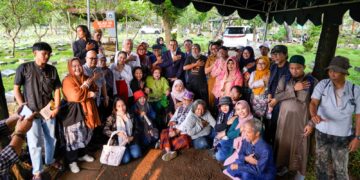 Menteri Kebudayaan RI, Fadli Zon, beserta sejumlah sastrawan berziarah ke makam Chairil Anwar di TPU Karet Bivak, Jakarta, Selasa (28/4/2026).(Foto: Humas Kemenbud)