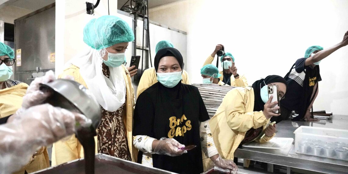 Wakil Menteri Perdagangan Dyah Roro Esti Widya Putri mengunjungi UMKM Keripik Brownies Bron Chips di Surabaya, Jawa Timur, Selasa (28 Apr). Kunjungan ini dilakukan untuk melihat langsung proses produksi dan perkembangan usaha Bron Chips sebagai salah satu UMKM lokal yang terus berkembang.(Foto: Humas Kemendag)