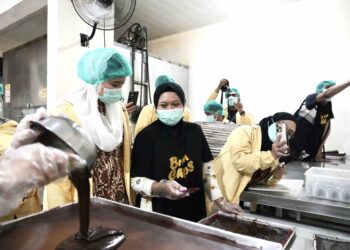 Wakil Menteri Perdagangan Dyah Roro Esti Widya Putri mengunjungi UMKM Keripik Brownies Bron Chips di Surabaya, Jawa Timur, Selasa (28 Apr). Kunjungan ini dilakukan untuk melihat langsung proses produksi dan perkembangan usaha Bron Chips sebagai salah satu UMKM lokal yang terus berkembang.(Foto: Humas Kemendag)
